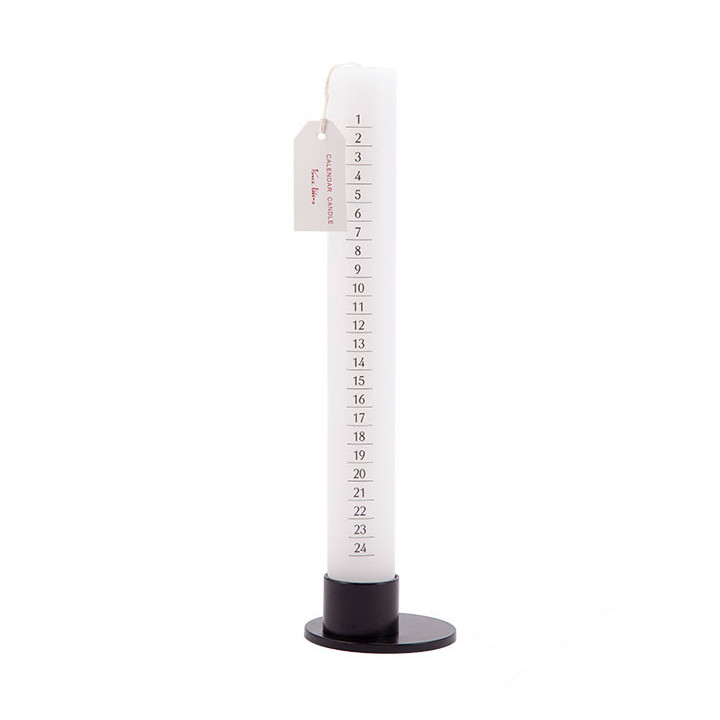 Elegant sort lysestage i genbrugsmetal – perfekt til 4 cm lys.
