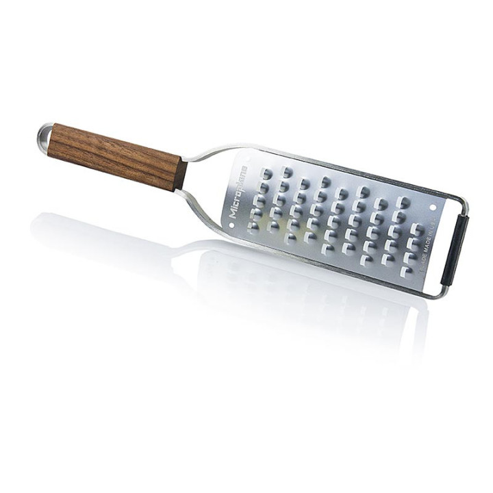 Microplane rivejern med træhåndtag i den grove model.