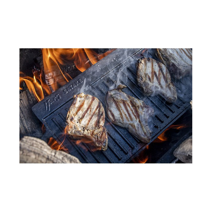 Stor grillplade til at bruge på grill, på bål, i ovnen og på komfur.
