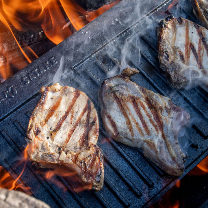 Stor grillplade til at bruge på grill, på bål, i ovnen og på komfur.