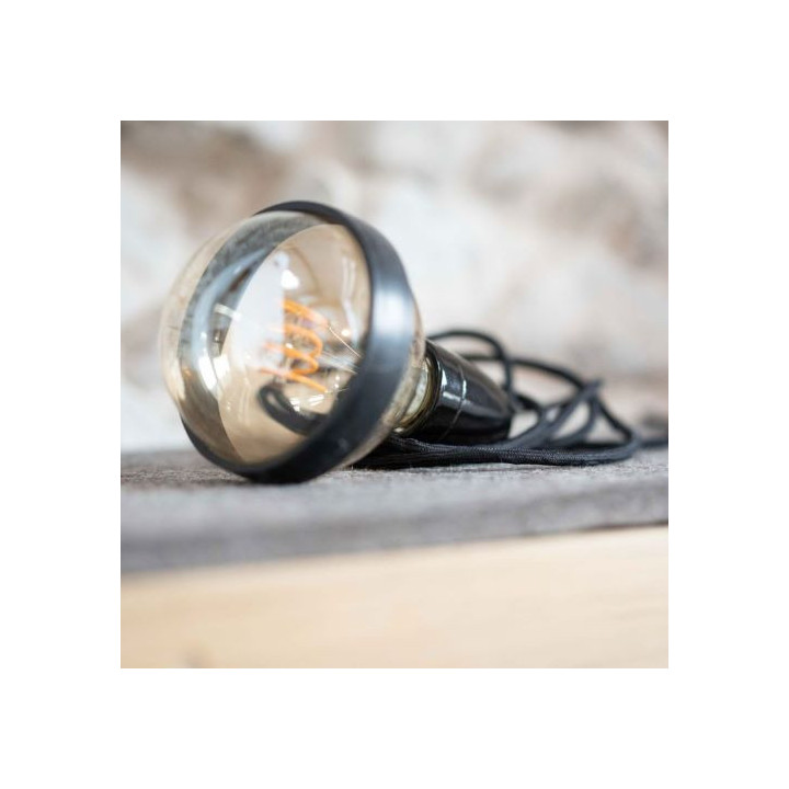 Raumgestalt lampe som enten kan hænge som en pendel eller ligge ned.