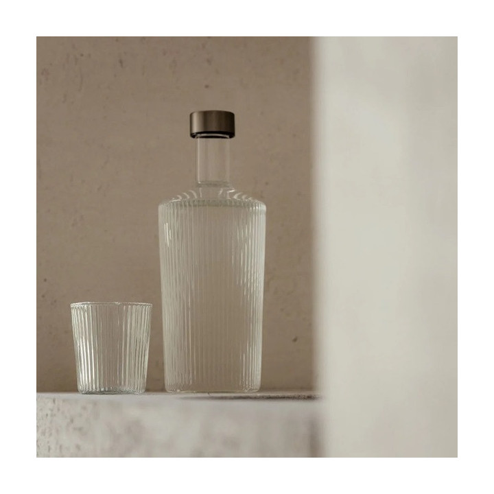 Paveau mundblæste glas med riller i farven White Heaven.