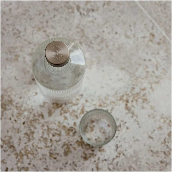 Paveau mundblæste glas med riller i farven White Heaven.