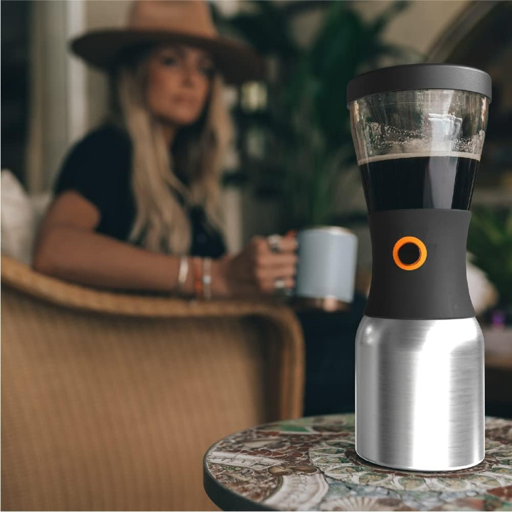Kaffebrygger med termokande, kaffefilter og kaffetragt.