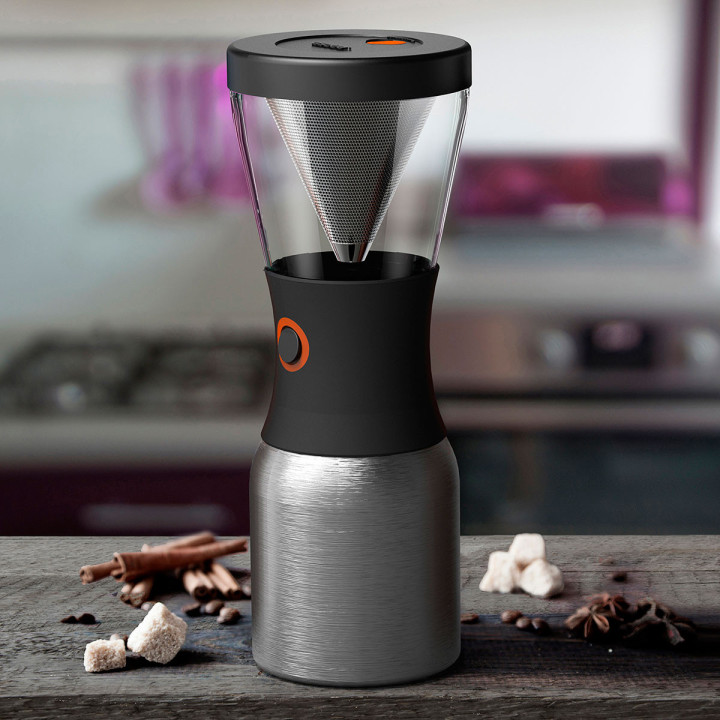 Kaffebrygger med termokande, kaffefilter og kaffetragt.