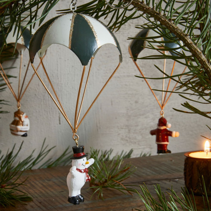 Sødt julepynt i metal til at pynte det store juletræ med.