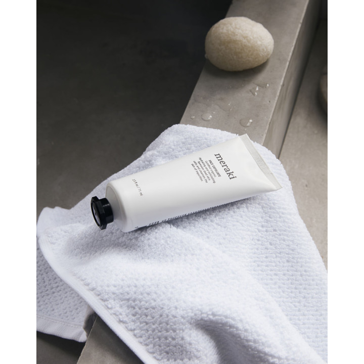 Meraki Exfoliate ansigts skrub giver blød hud med smuk glød.