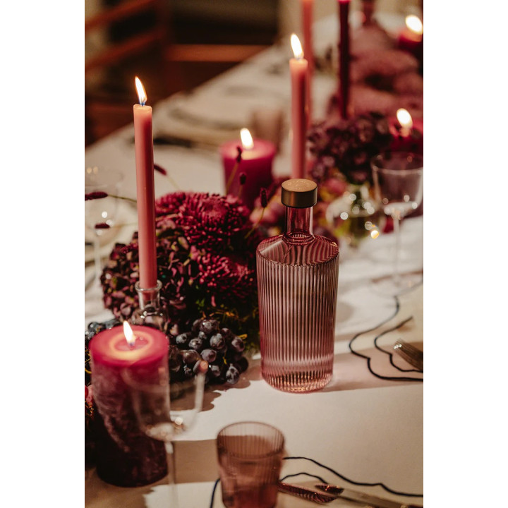 Paveau vandflaske i rillet farvet glas gammelrosa.